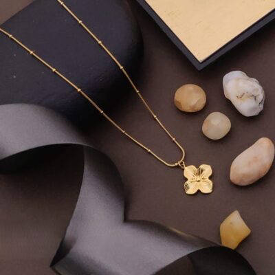 Blooming Beauty Necklace – Gold Floral Pendant with Enamel Finish